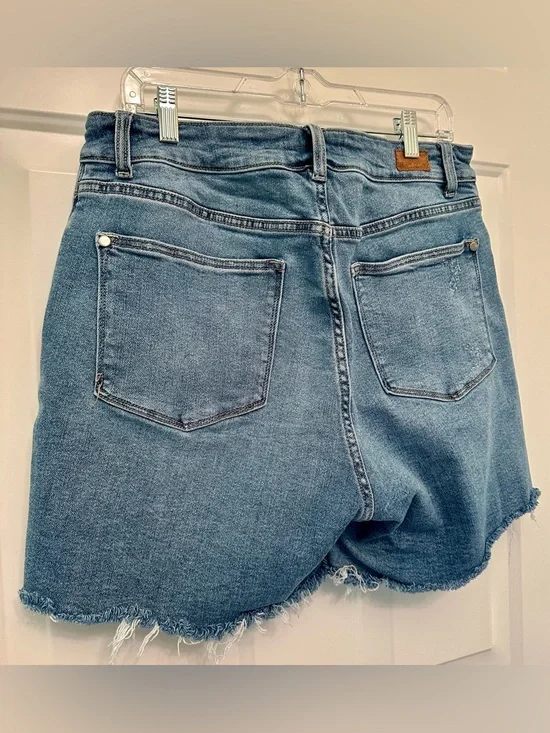 Judy Blue 1XL Distressed Denim Shorts Mid Wash Stretch Frayed Hem - Picture 6 of 9